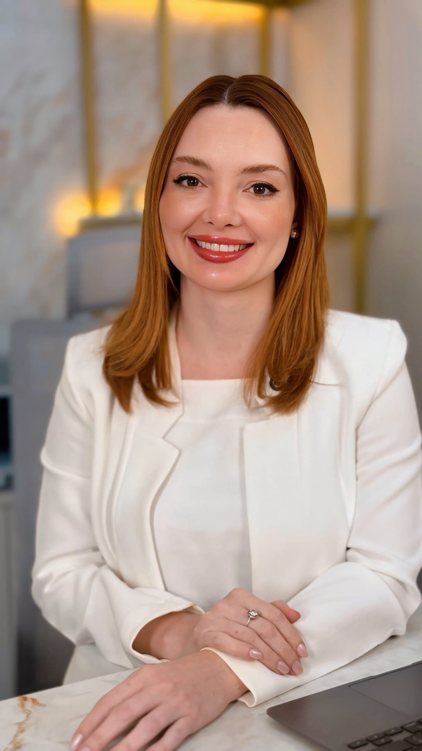Dra. Lunna Iser em seu consultório na Clínica Sallut, em Sinop